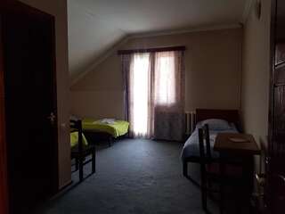 Гостевой дом Hotel Shele Гудаури Классический трехместный номер-10